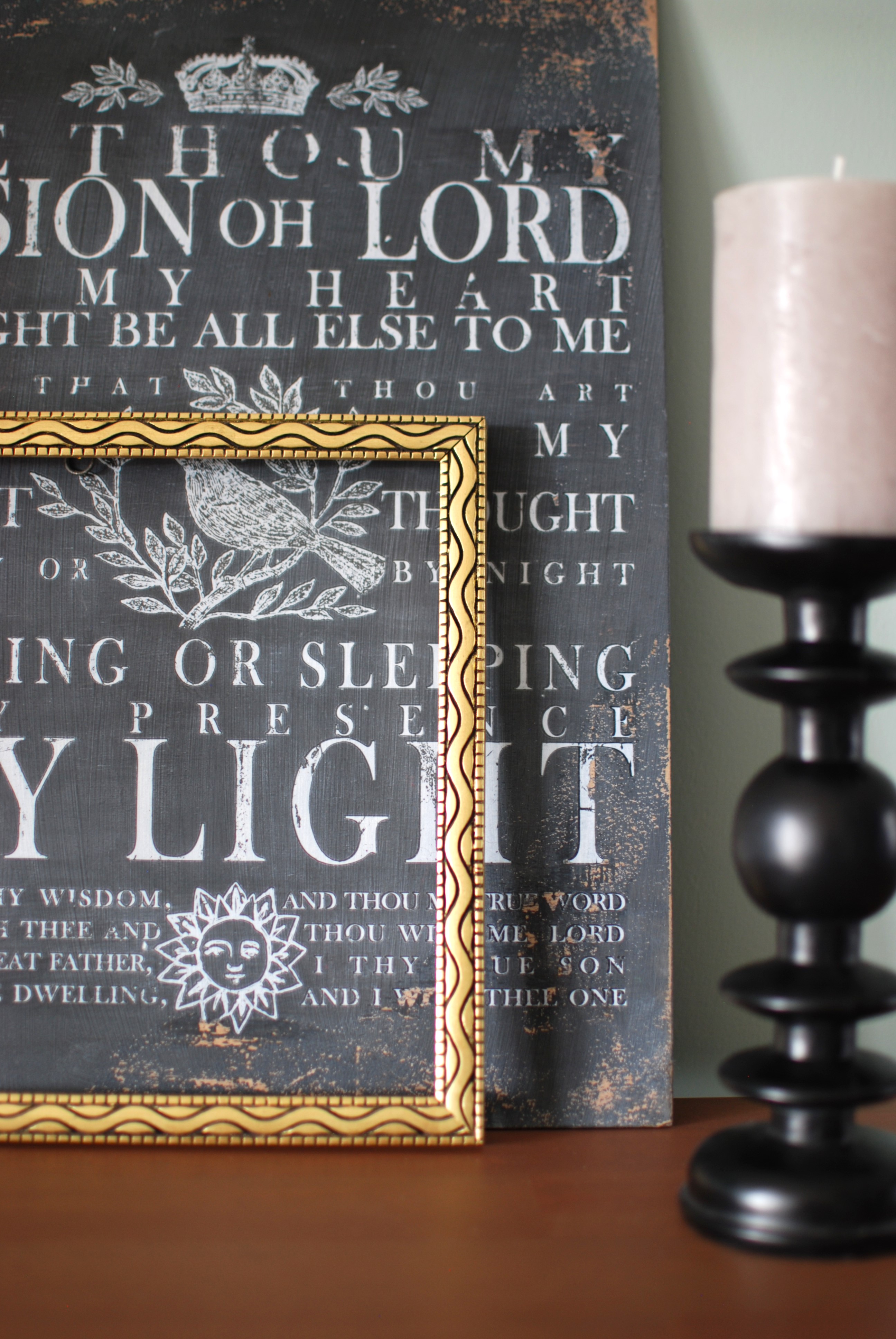 Zlatý rám s ornamentom