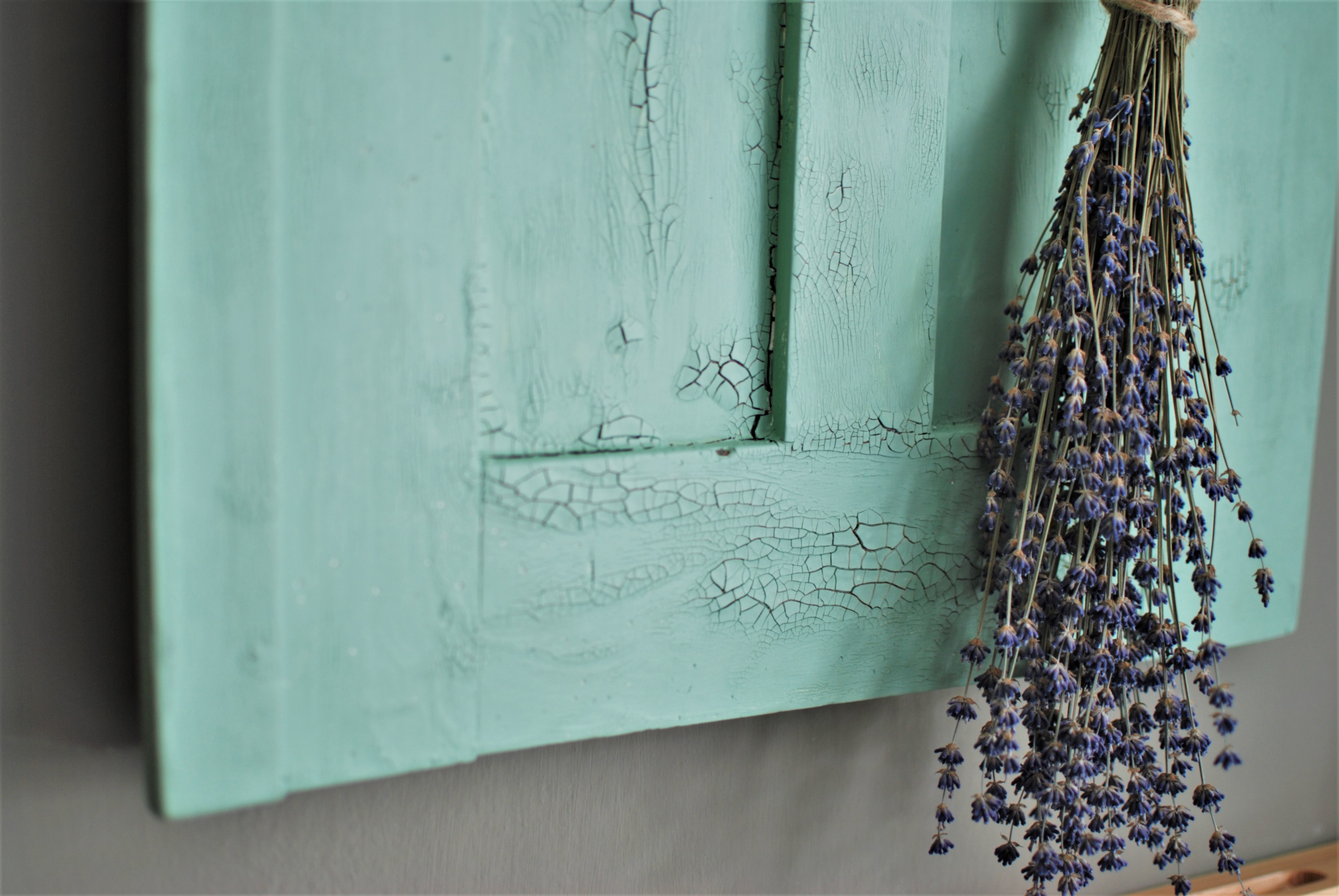 Krakelovaný vešiak