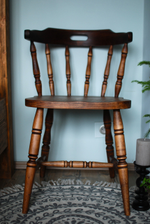 Voskovaná stolička z tvrdého dreva